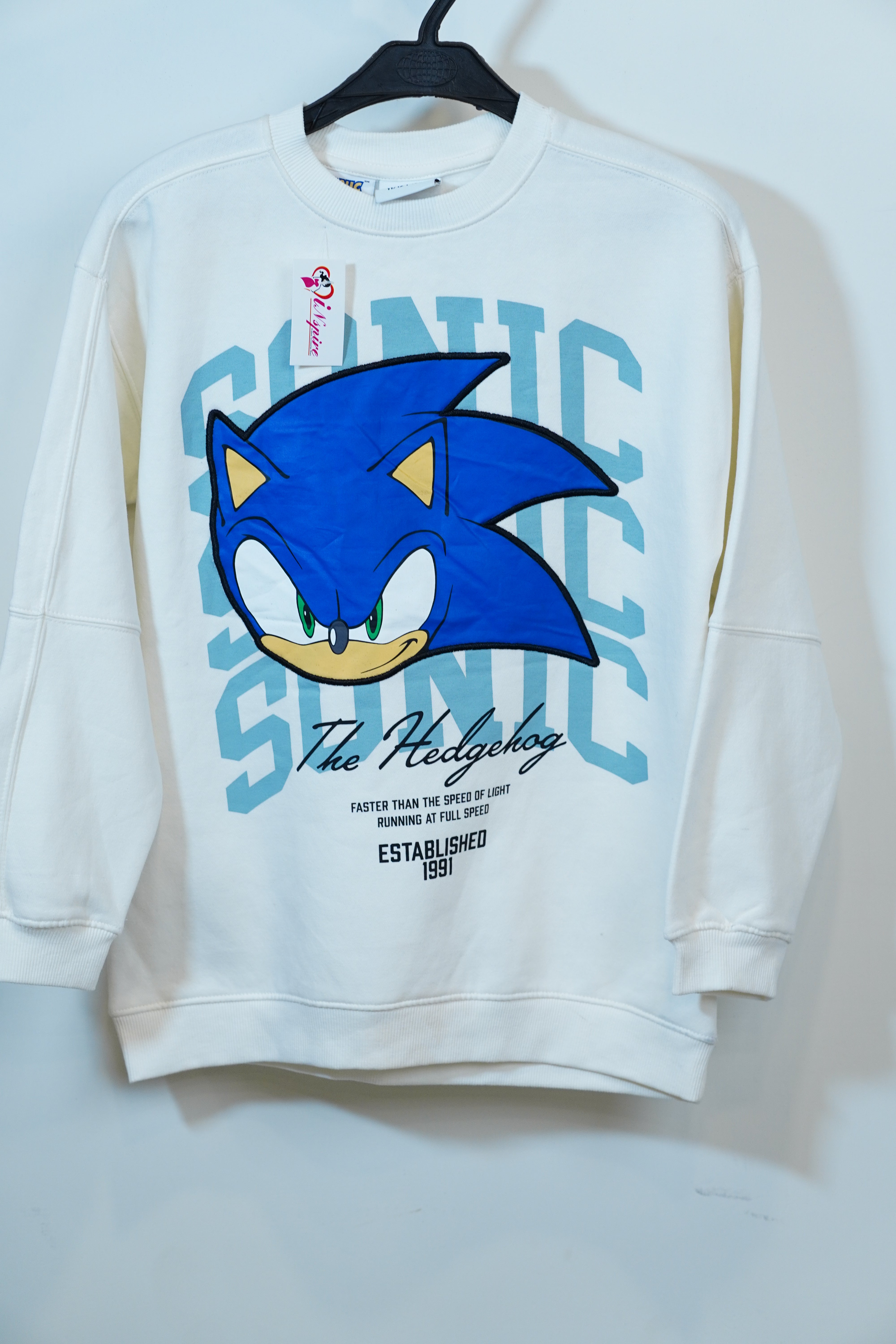 White Swift T-Shirt with Sonic Print – Trendy & Comfortable Wear